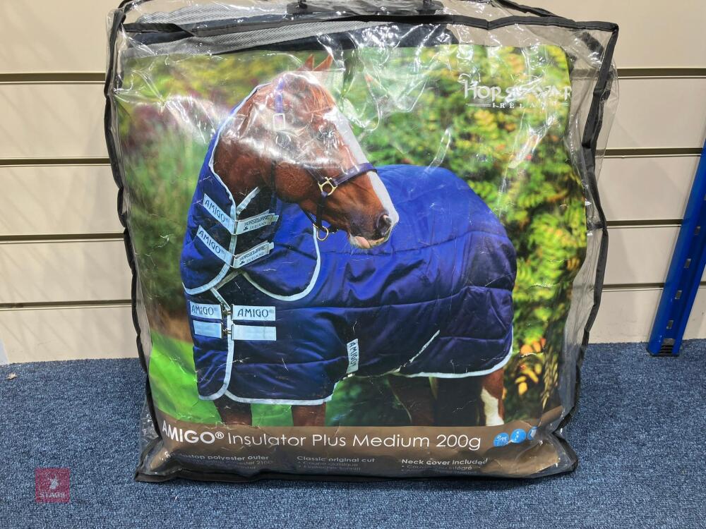 AMIGO INSULATOR + MEDIUM 200G STABLE RUG