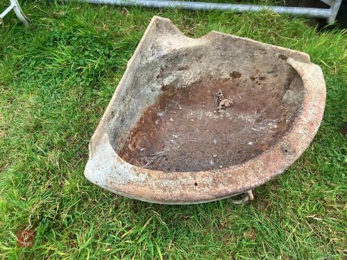 CAST IRON CORNER STABLE FEEDER