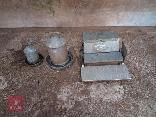 GRANDPAS AUTOMATIC CHICKEN FEEDER