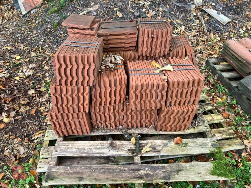 APPROX 250 UNUSED ROOF TILES