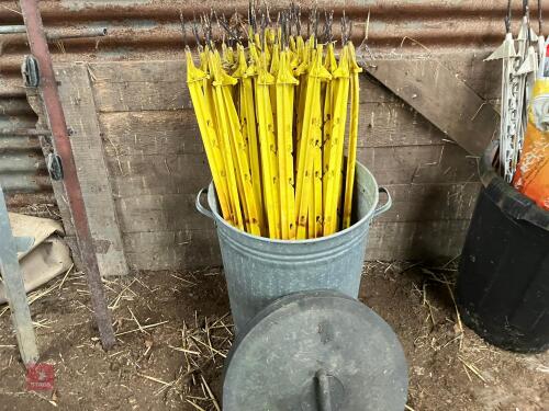 43 YELLOW PLASTIC ELECTRC FENCE STAKES