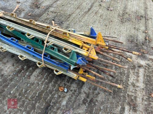 25 MIXED ELECTRIC FENCING STAKES (3)