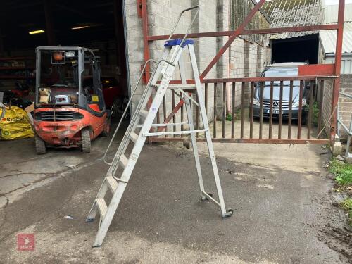 CLOW INDUSTRIAL STEP LADDER (135)
