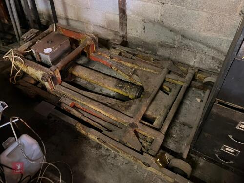 HYDRAULIC CAR RAMP (S/R) (116)