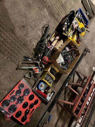 LARGE VARIETY OF HAND TOOLS (81)