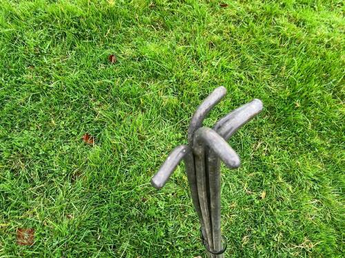 5 GALVANISED SHEEP HURDLE PINS