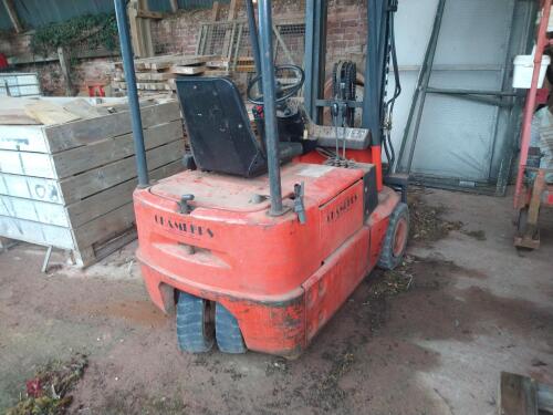 2000 LINDE E12 2WD FORKLIFT AND CHARGER