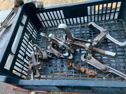 4 MIXED GEAR PULLERS