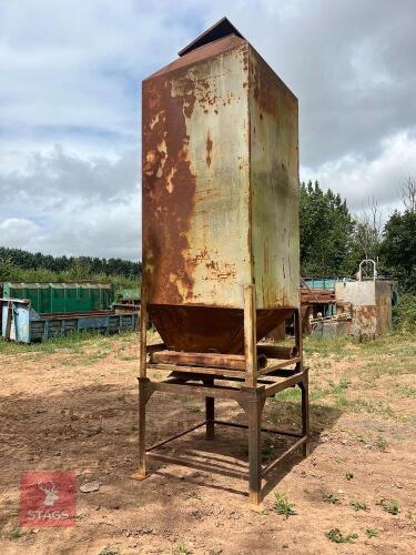 2.5T FORKLIFT TOTE FEED BIN