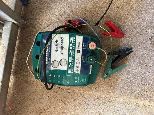 RUTLAND ELECTRIC FENCER