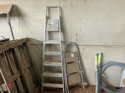 2 STEP LADDERS (92)
