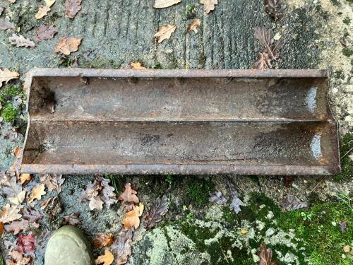 CAST IRON GROUND FEEDER