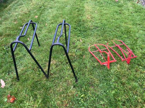2 SINGLE SADDLE HORSES & 2 SADDLE RACKS