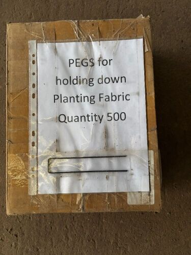 500 UNUSED PLANTING FABRIC PEGS