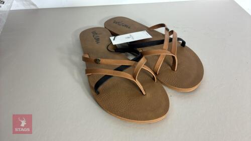 VOLCOM NEW SCHOOL SANDAL - SIZE 4