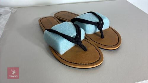 VOLCOM FOREVER 3 SANDAL - SIZE 3.5
