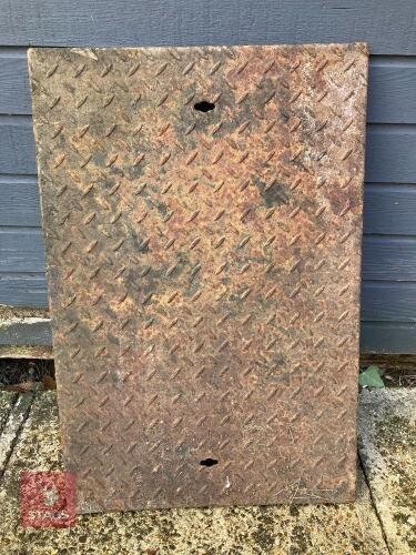 28'' X 18.6'' CAST IRON MANHOLE COVER