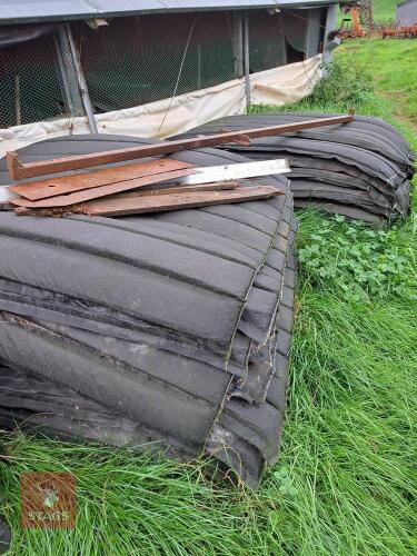 APPROX 30 CUBICLE MATS