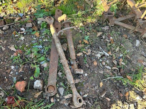 MF 35 TOP LINKS AND LINK ARM