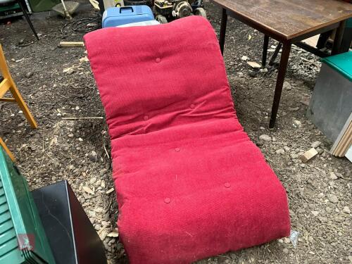 PINK FUTON