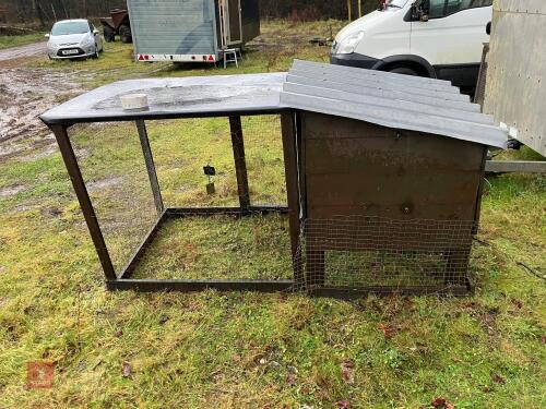 WOODEN CHICKEN COOP AND RUN