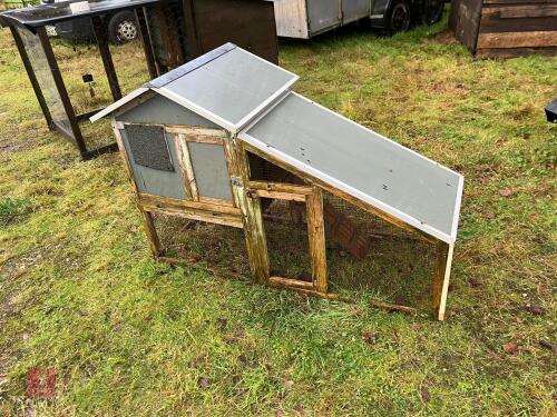 SMALL WOODEN CHICKEN COOP AND RUN