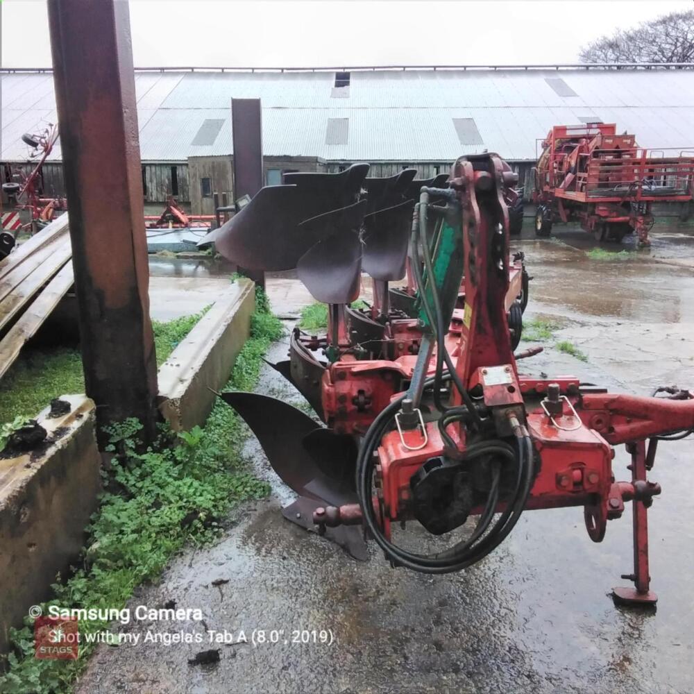 KVERNELAND 5 FURROW AUTO RESET PLOUGH