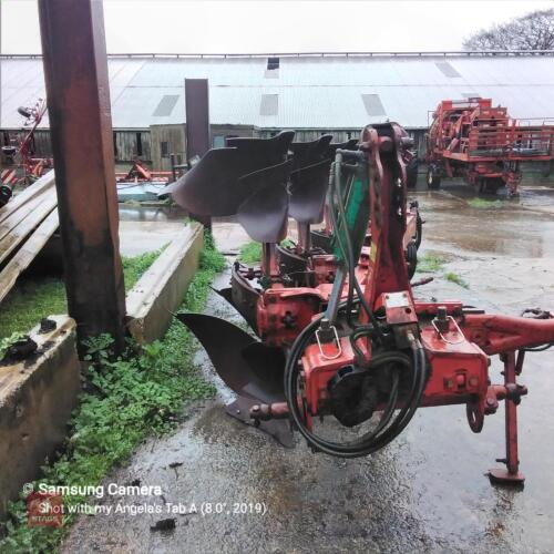 KVERNELAND 5 FURROW AUTO RESET PLOUGH