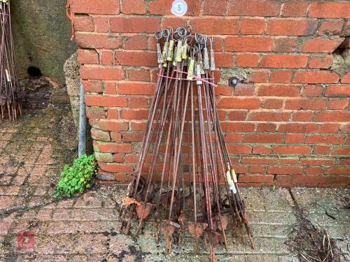 32 ELECTRIC FENCING STAKES (5)