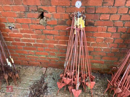 30 ELECTRIC FENCING STAKES (4)