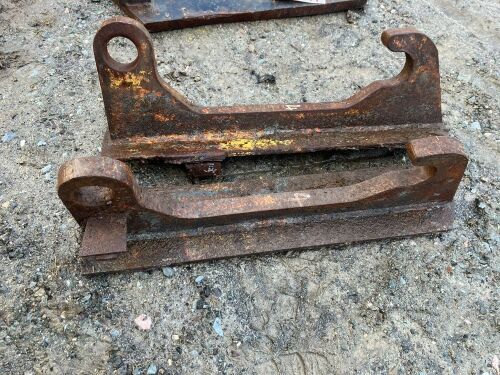 PAIR OF WELD ON CATERPILLAR BRACKETS (4)