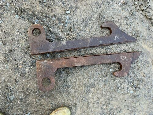 PAIR OF WELD ON CATERPILLAR BRACKETS (5)