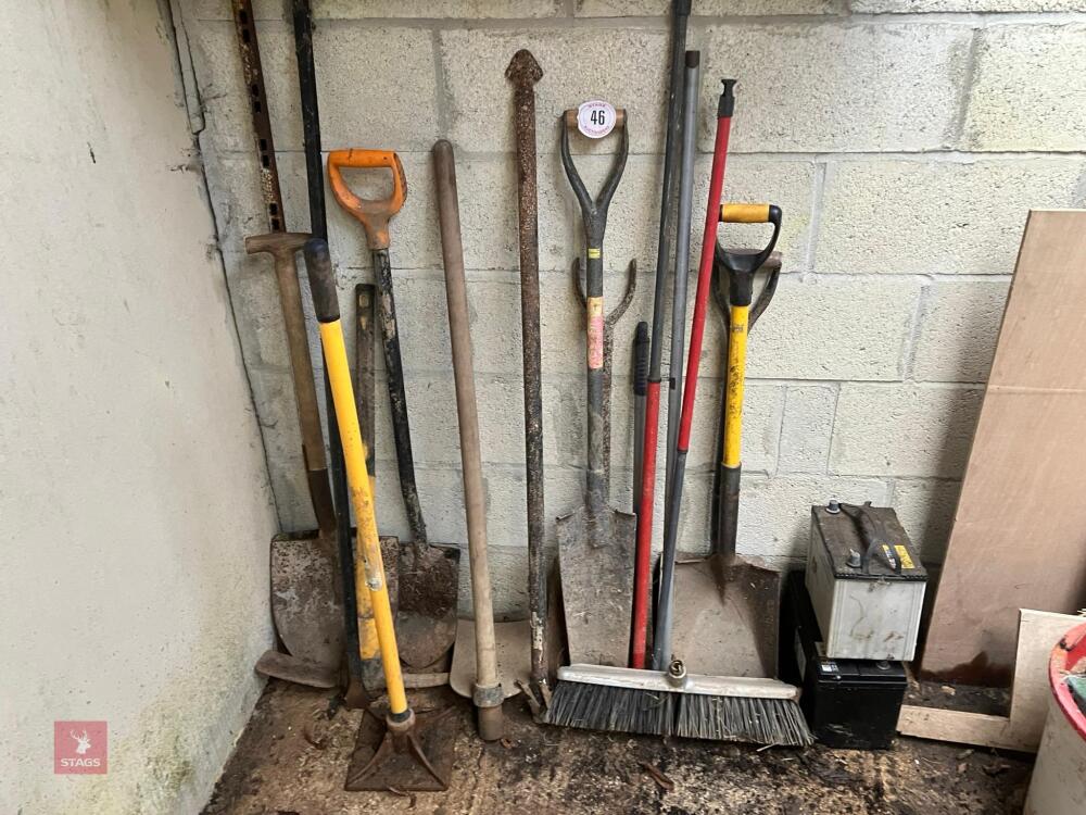 QTY OF GARDEN HAND TOOLS