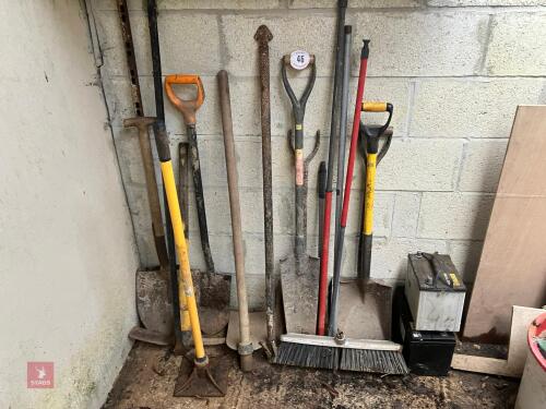 QTY OF GARDEN HAND TOOLS