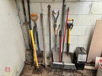 QTY OF GARDEN HAND TOOLS