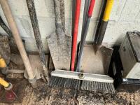 QTY OF GARDEN HAND TOOLS - 2