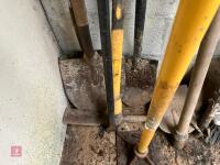 QTY OF GARDEN HAND TOOLS - 3