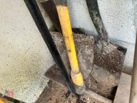 QTY OF GARDEN HAND TOOLS - 6