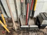 QTY OF GARDEN HAND TOOLS - 7