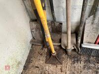 QTY OF GARDEN HAND TOOLS - 8