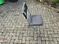 18 FOLDING PLASTIC CHAIRS - 7