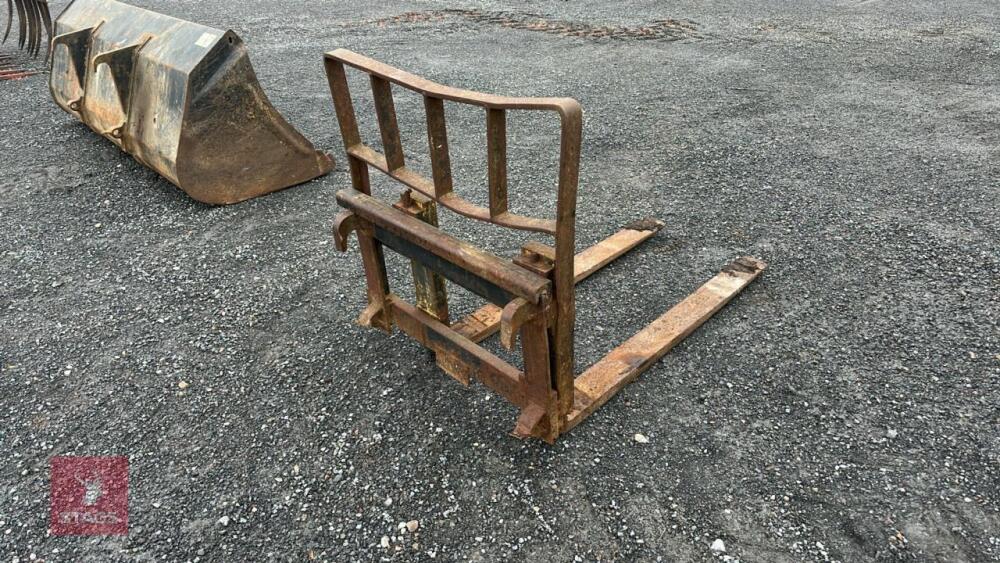 SET OF ADJUSTABLE PALLET FORKS