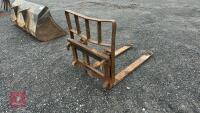 SET OF ADJUSTABLE PALLET FORKS