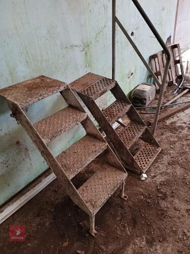 2 PARLOUR STEPS