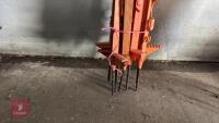 12 PLASTIC ELECTRIC FENCE STAKES - 6