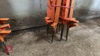 12 PLASTIC ELECTRIC FENCE STAKES - 6
