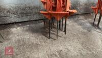 12 PLASTIC ELECTRIC FENCE STAKES - 3