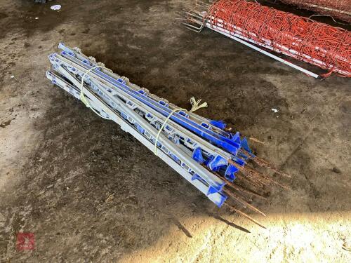 20 BLUE ELECTRIC FENCE STAKES (18)