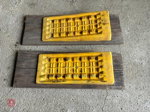 PAIR OF FIAMMA PLASTIC CARAVAN LEVELLING