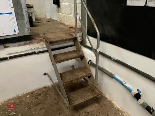 CHEQUER PLATE PARLOUR STEPS (172)